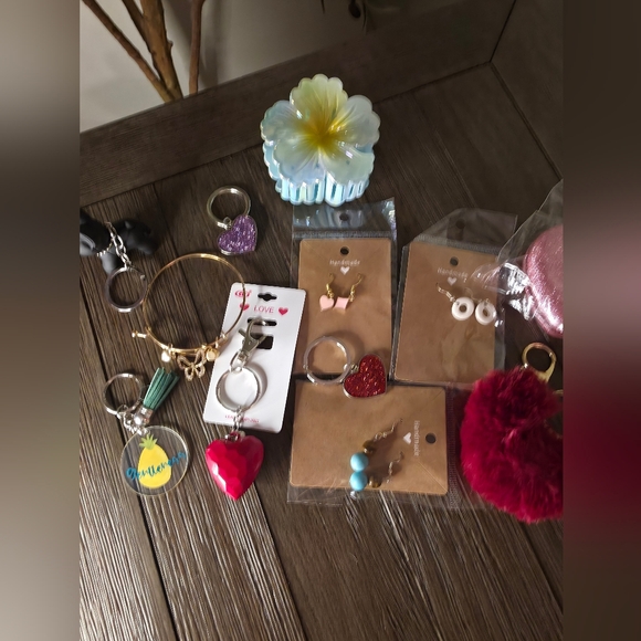 12 PC Assorted Keychains and Accessories - Picture 3 of 6